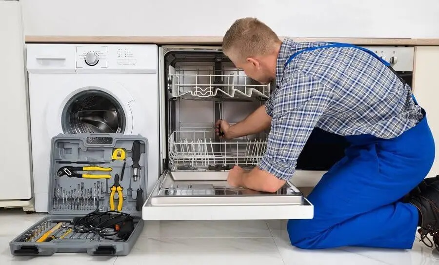 Foça Termodinamik servisi teknisyen ekibi beyaz eşya tamiri yaparken